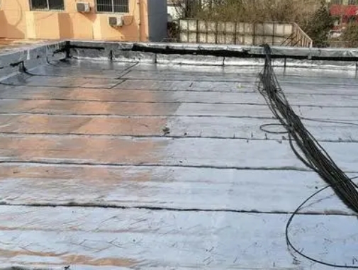 振兴卫生间漏水维修公司分享下振兴屋面楼顶防水刚性防水层施工要点。